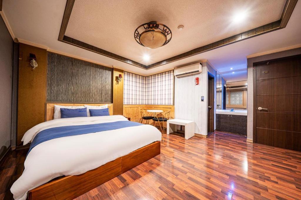 Sky Hotel Чангуон Екстериор снимка