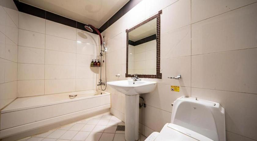 Sky Hotel Чангуон Екстериор снимка